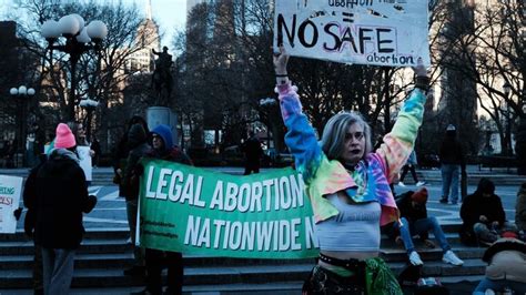 Iowa aprueba ley que prohíbe la mayoría de los abortos después de 6 semanas